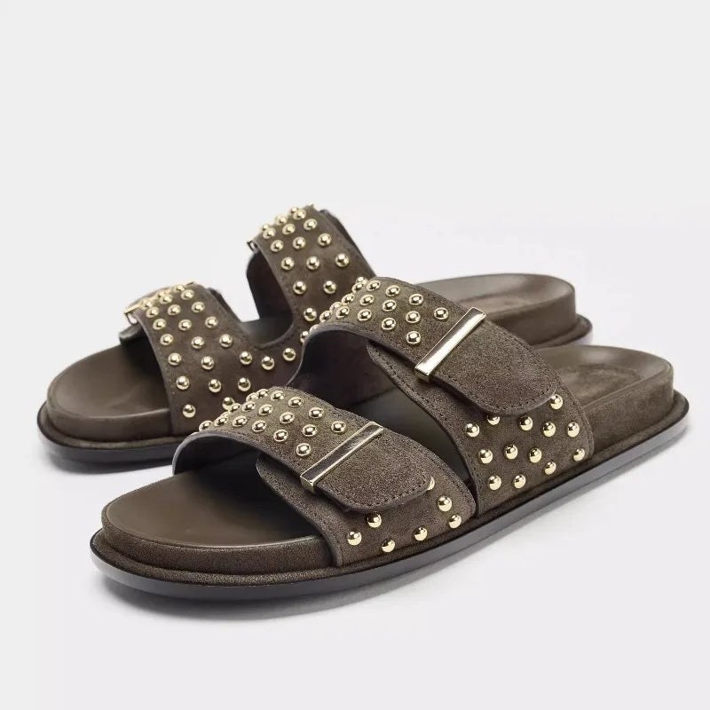 Sandali con doppia fascia borchiata