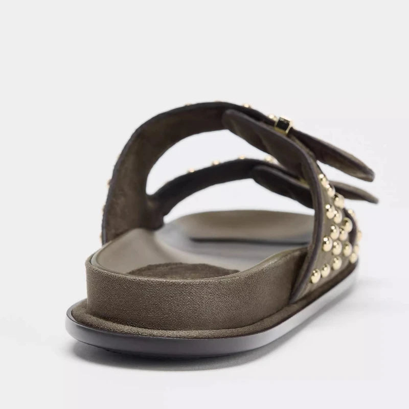 Sandali con doppia fascia borchiata