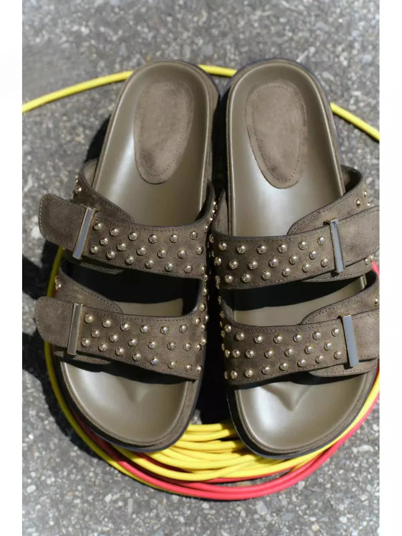 Sandali con doppia fascia borchiata